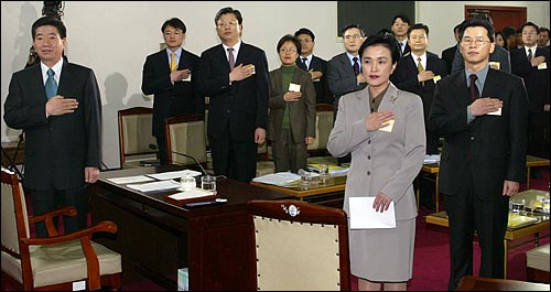 사진은 2003년 당시 노무현 대통령과 강금실 법무장관이 '평검사와의 대화'에 앞서 국민의례를 하고 있는 모습이다.